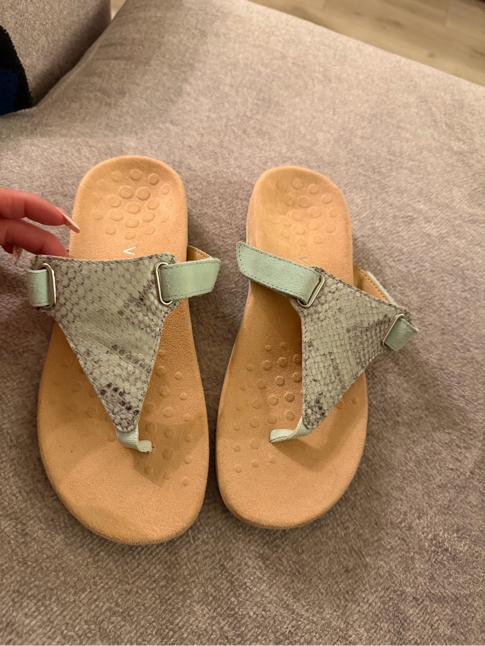 Vionic Mint Green Thong Sandals